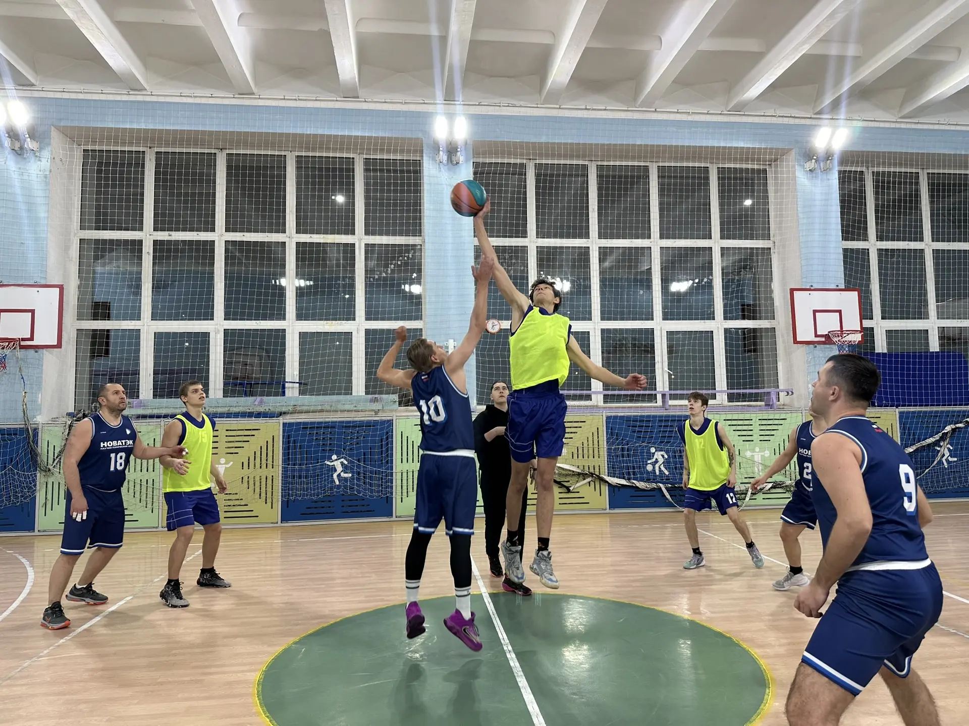 Вчера в зале царил дух здорового соперничества и спортивного азарта! 🏀  Состоялась товарищеская встр