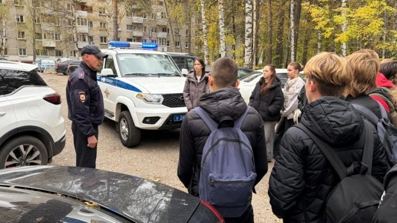Сотрудники полиции продолжают проводить профориентационные встречи со школьниками
