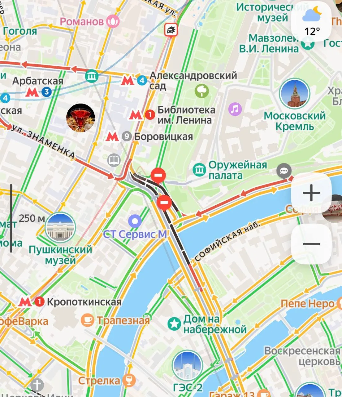 Сейчас перекрыты Большой Каменный мост и Кремлевская набережная