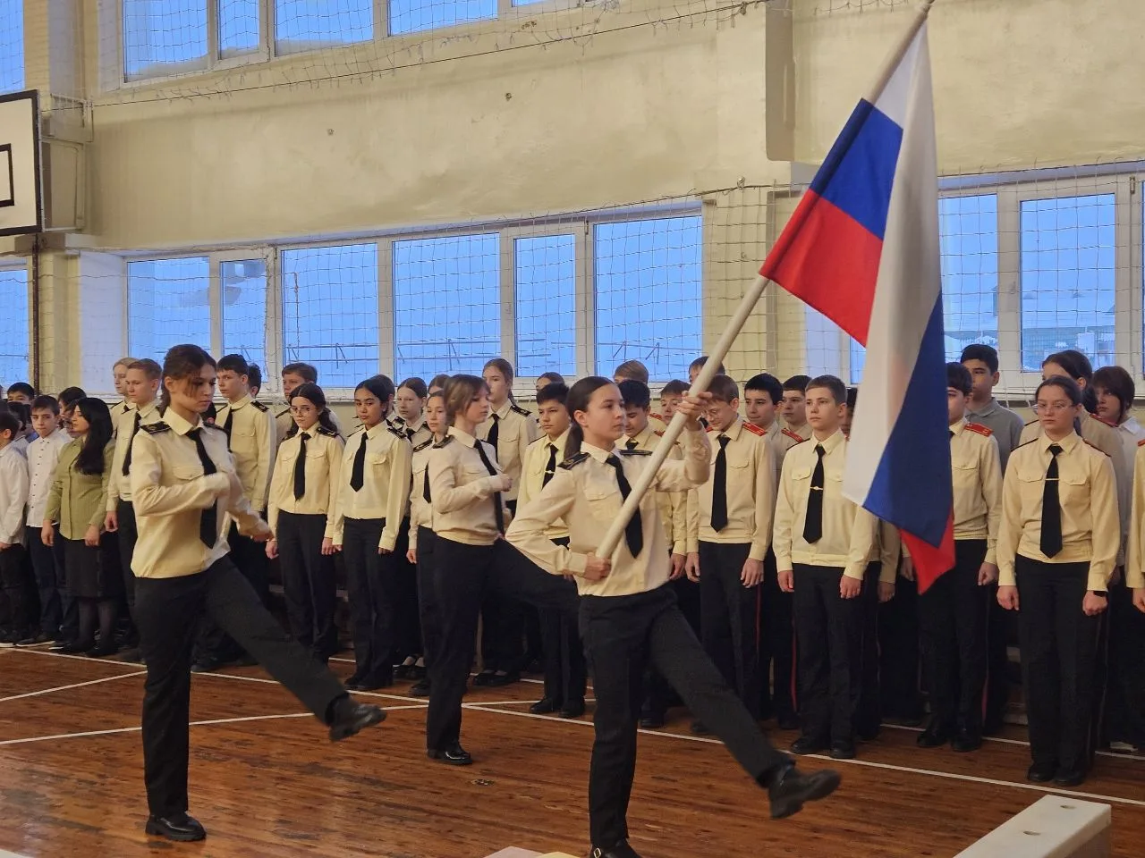 🇷🇺Традиционно рабочая неделя началась с общешкольной линейки, выносом флага и исполнением гимна РФ. 