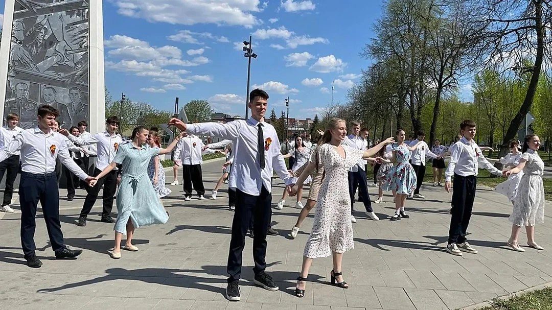 В Ступине у стелы «Город трудовой доблести» исполнили «Вальс Победы»  Под музыку Павла Аедоницкого и