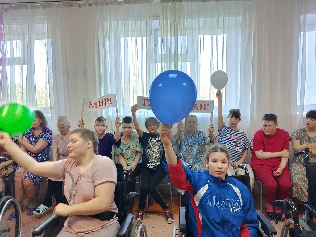 "Праздник труда"

 Сегодня в интернете прошли мероприятия, посвящённые 1 мая. В актовом зале посмотр