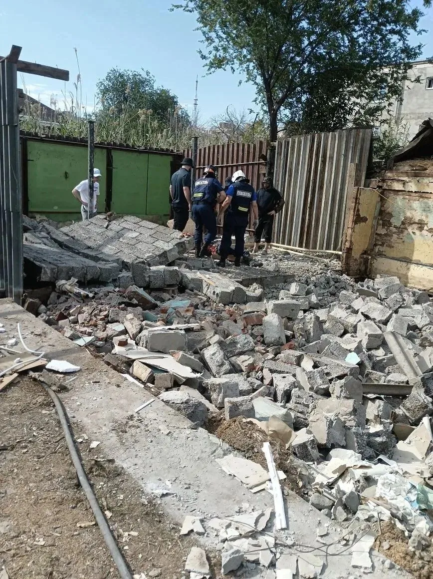 🚨 В Астрахани спасатели достали мужчину из-под обрушившейся стены

ЧП произошло 12 июня в частном д
