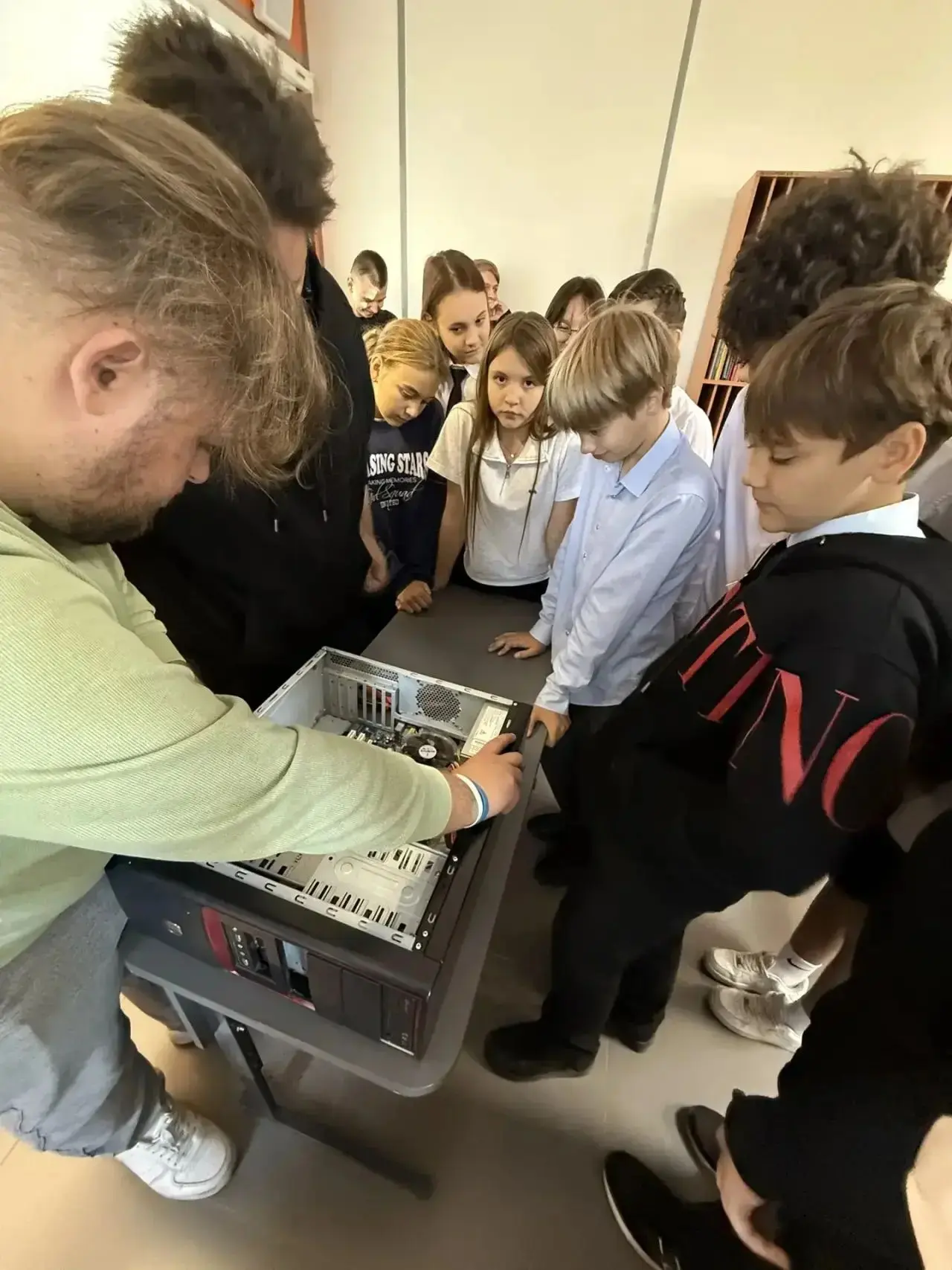 Путь в профессию: как прошло знакомство школьников с миром ЭВТ в Новотроицком политехни...
