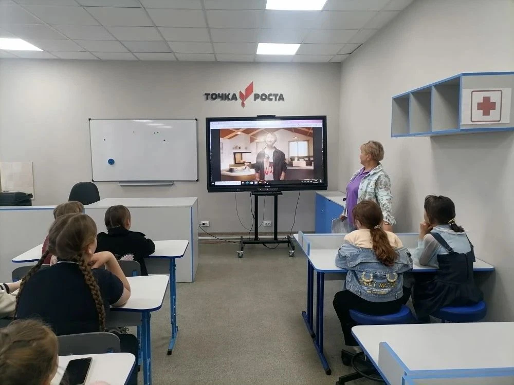 Первым уроком  в МКОУ "Дьяконовская СОШ" прошли занятия "Разговоры о важном".