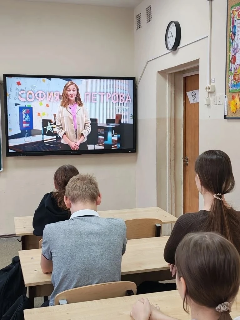 📢 РАЗГОВОРЫ О ВАЖНОМ  🇷🇺 Новая учебная неделя в нашей школе началась с торжественной линейки, поднят