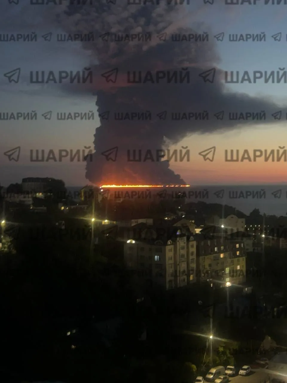Недалеко от Сочи горит танкер, дым виден за десятки километров.