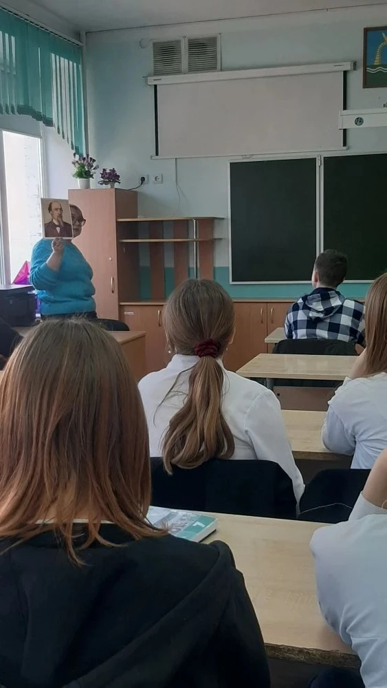 📖 13 марта представители библиотеки им. С. Есенина провели познавательную беседу для учащихся 7 «Б» 