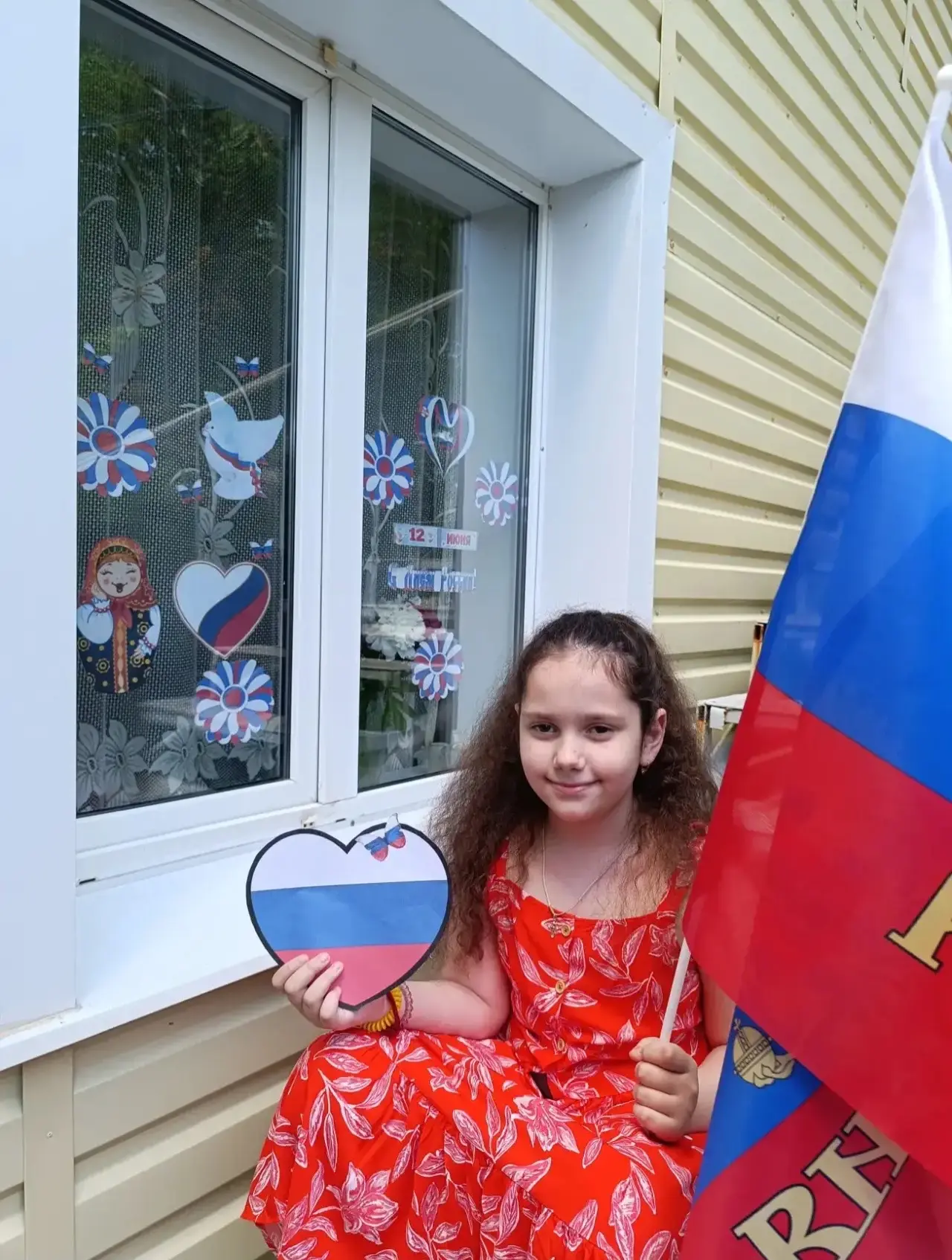 Безсалова Вероника, ученица 3 класса, принимает участие в акции «С любовью к России!», ...