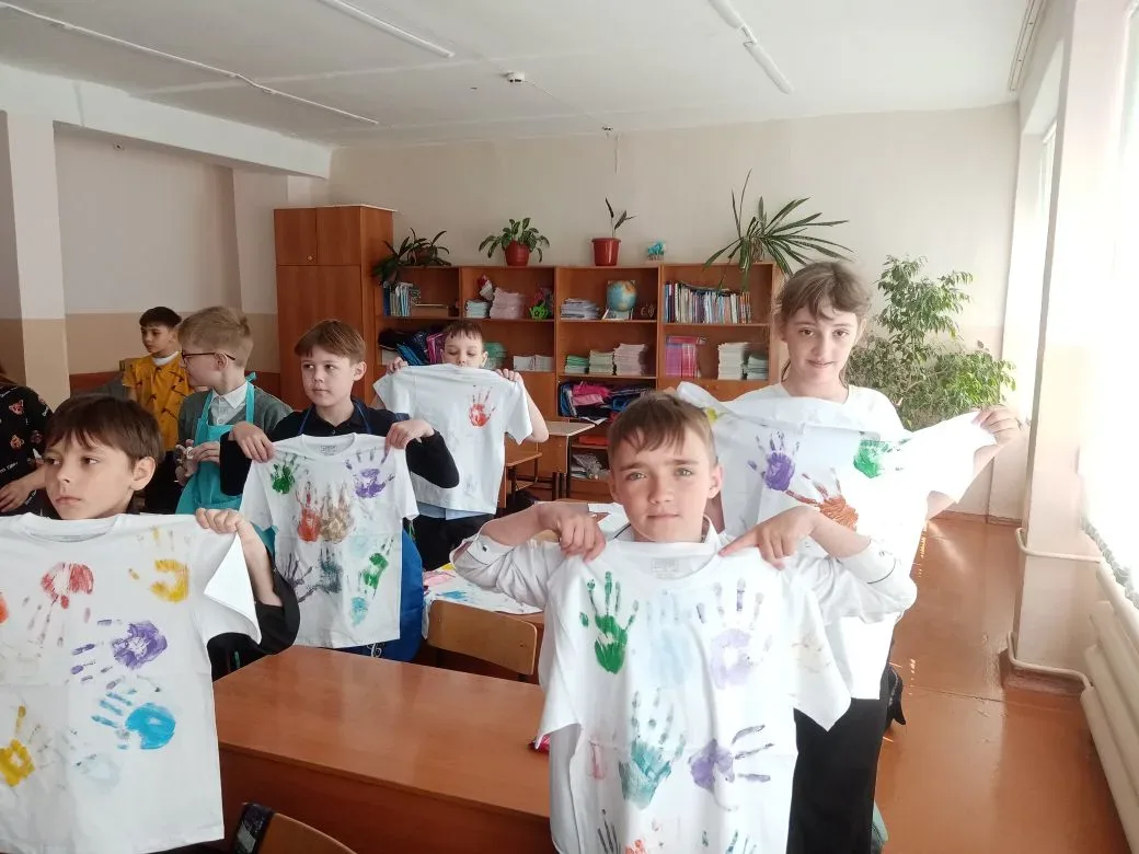 🎨 Сегодня в 4 «В» творили по‑крупному! Урок ИЗО вышел за рамки бумаги: ребята вооружились акриловыми