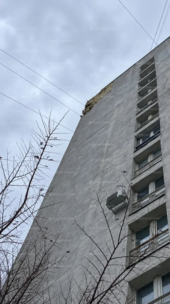 Обрушилась часть фасада дома в 6-м микрорайоне