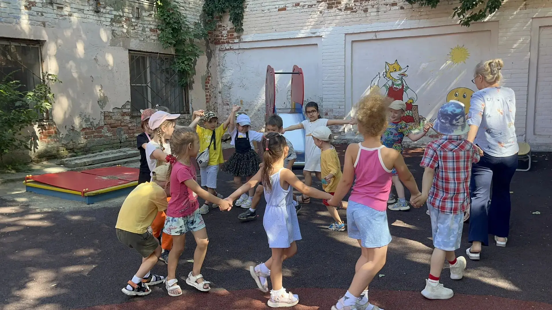 👭👫👬
Подвижные игры на прогулке в детском саду — это залог здоровья, отличного настроения и правил