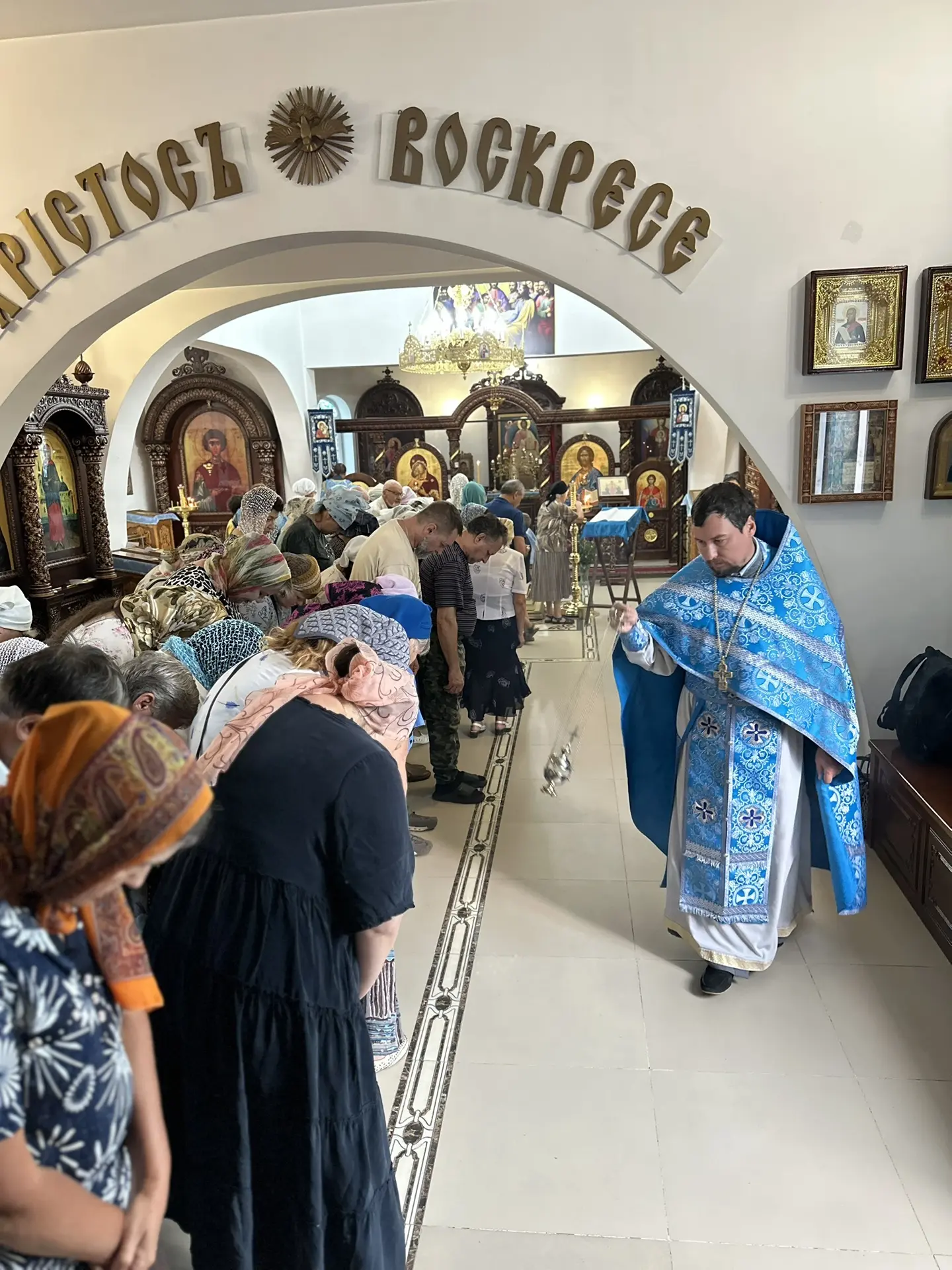 Богородице Дево, преста́вльшися от земли́, су́щих на земли́ не оста́ви, сохраня́ющи пок...