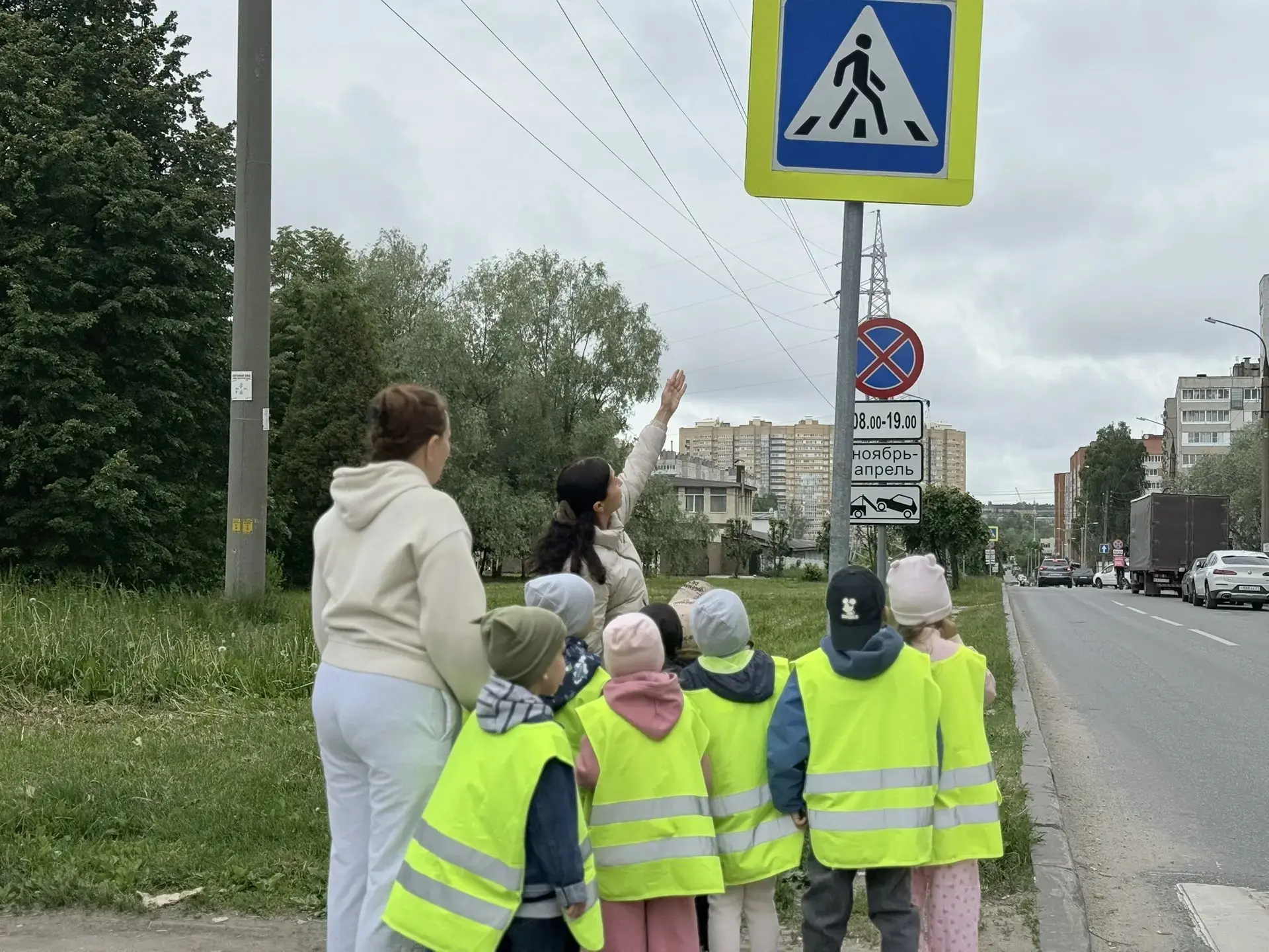 Сегодня воспитанники старшей группы «Смешарики» совершили экскурсию к пешеходному перех...