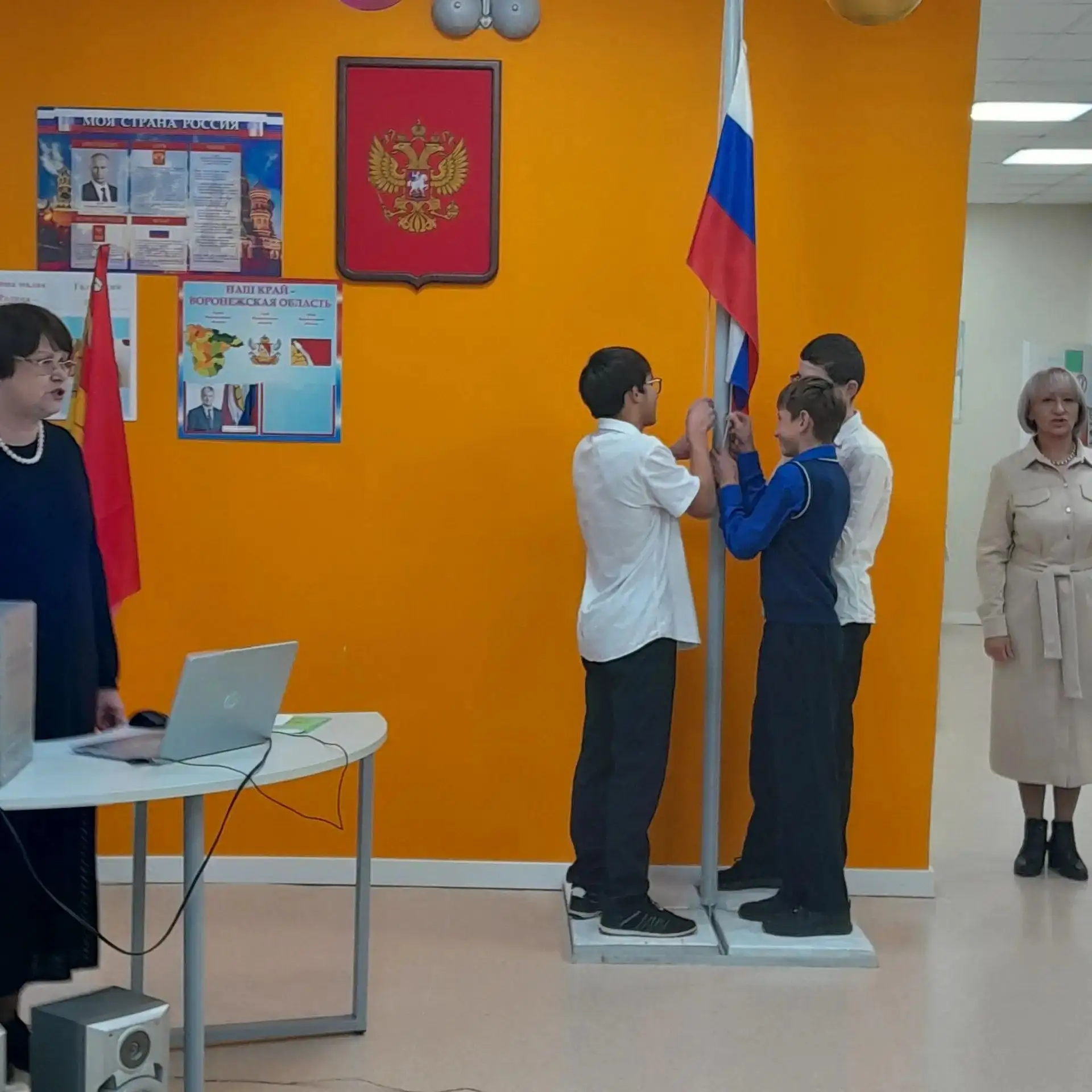 ПОД СЕНЬЮ ТРИКОЛОРА: ГИМН ПОБЕДАМ ОКТЯБРЬСКОЙ ШКОЛЫ!