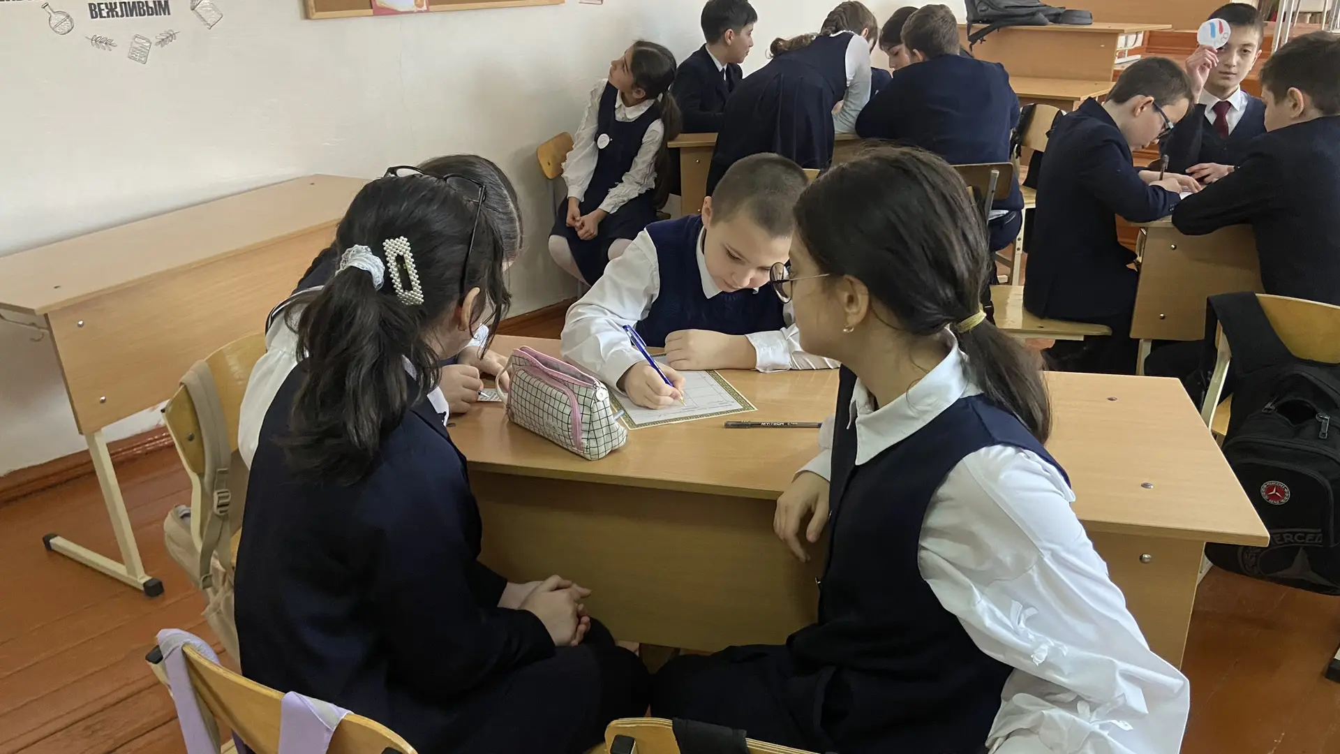 📚🏛️ Учитель истории и обществознания Ленц Е.С. провела увлекательную игру-викторину для учащихся 5 к