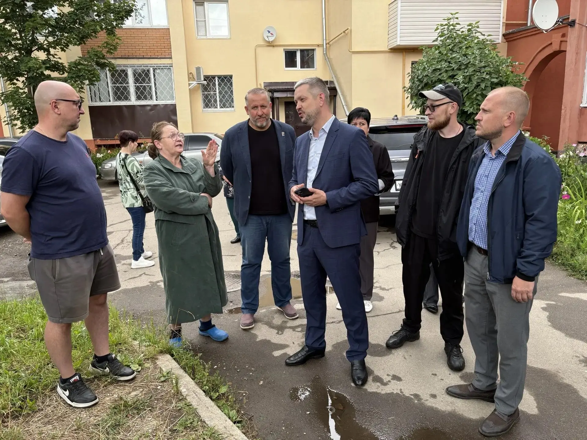 По обращениям жителей деревни Софьино на улице Школьной проведены работы по спиливанию сухих деревье