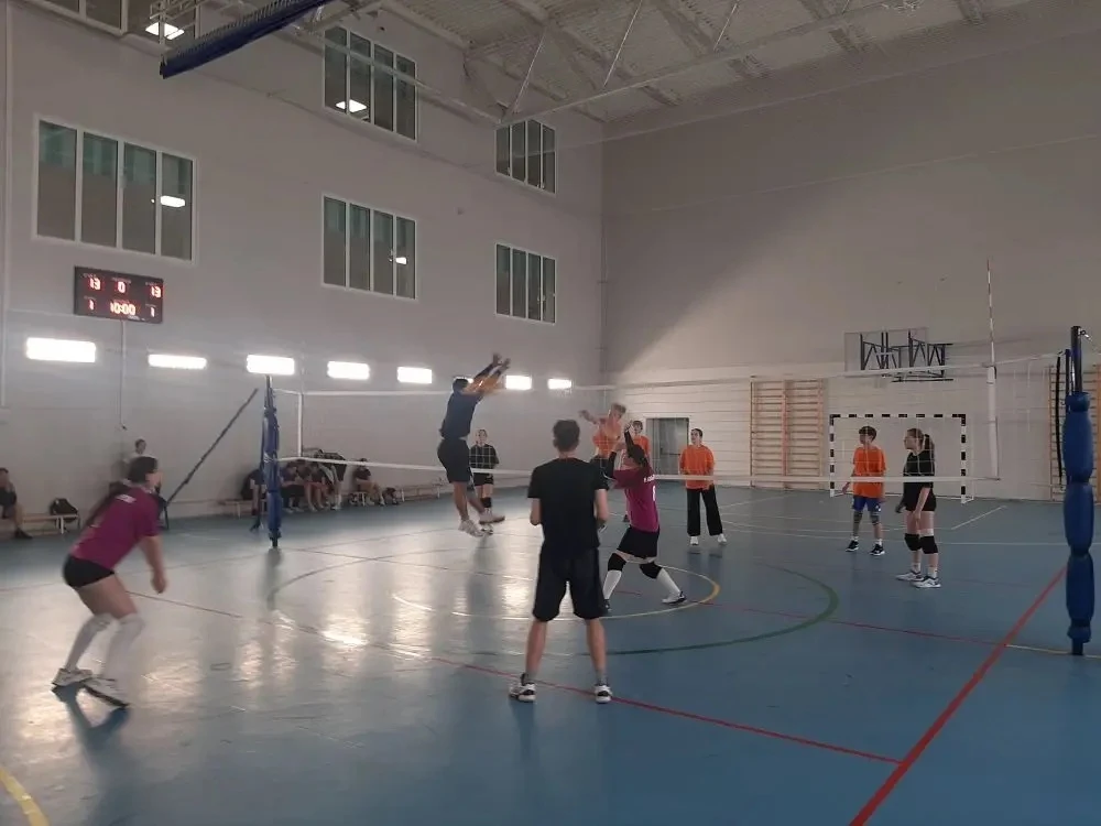 ПОБЕДА🏆🏐   5 мая состоялся товарищеский матч по волейболу среди команд МАОУ СОШ №138, МАОУ СОШ №221 