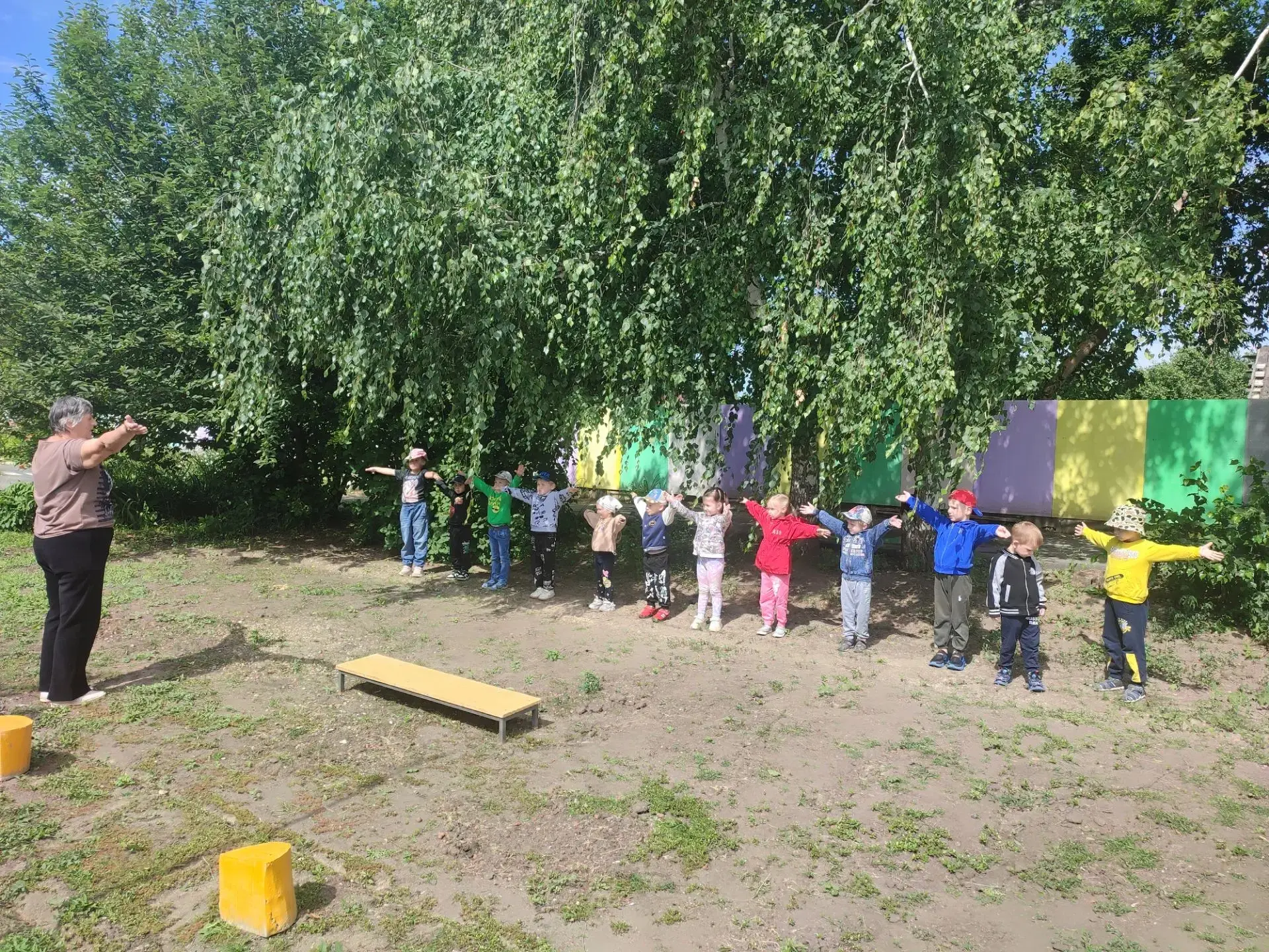 💪Физическая культура. 
Задачи: ✅упражнять детей в ходьбе и беге, между предметами; ✅ползание по гим