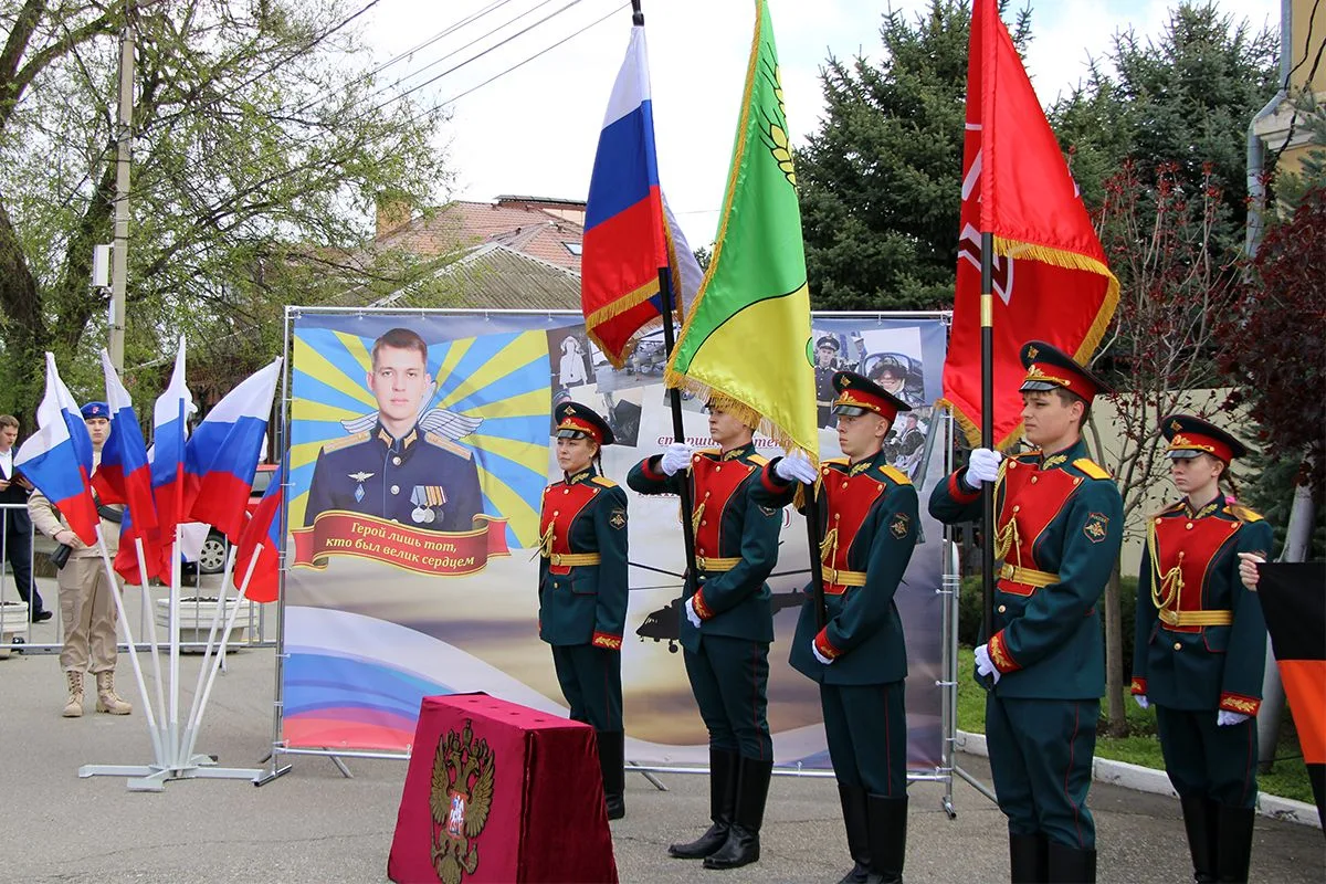 Стену памяти земляков-фронтовиков торжественно открыли сегодня в центре Будённовска  Впервые экспози