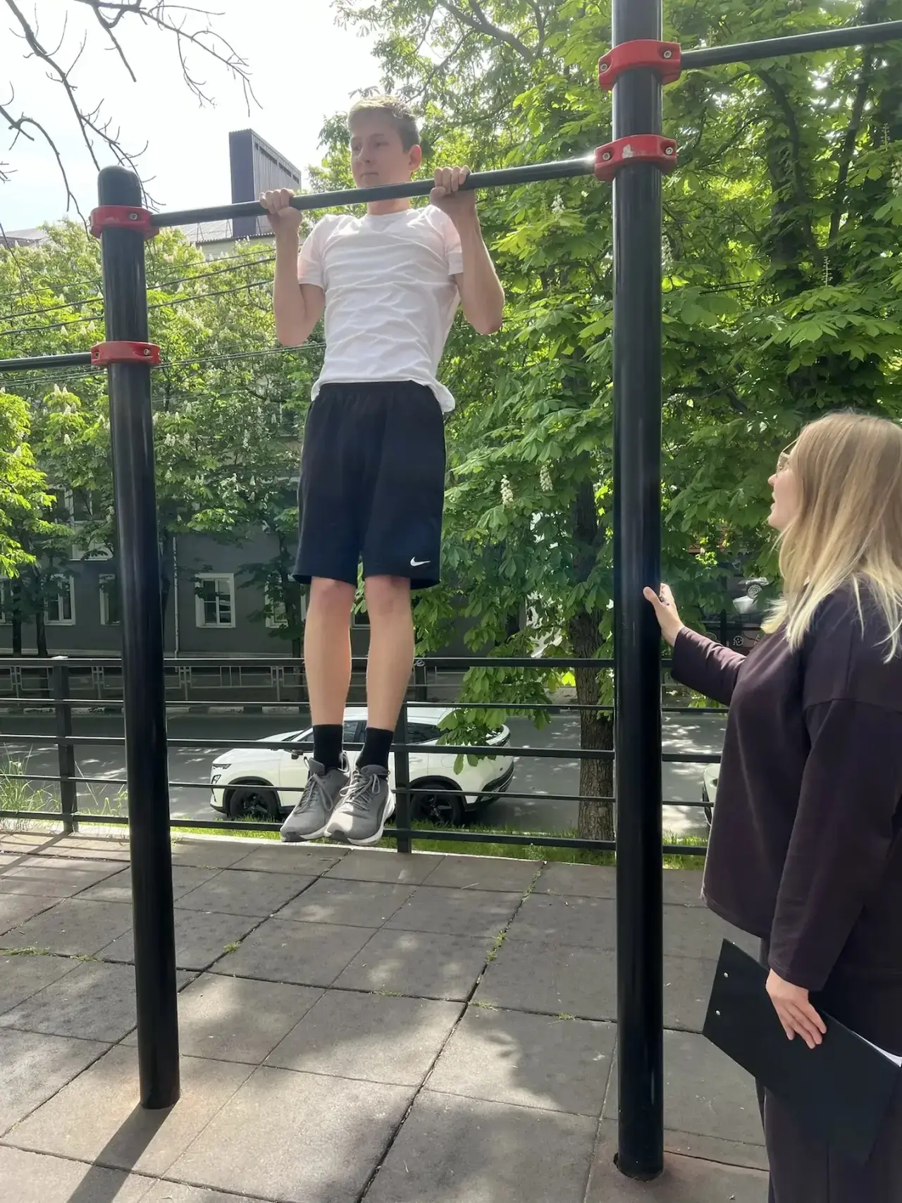 🏅 Сегодня на Центральном стадионе было по-настоящему жарко! 🔥  Учащиеся 9-Б класса и ученик 10-А сда