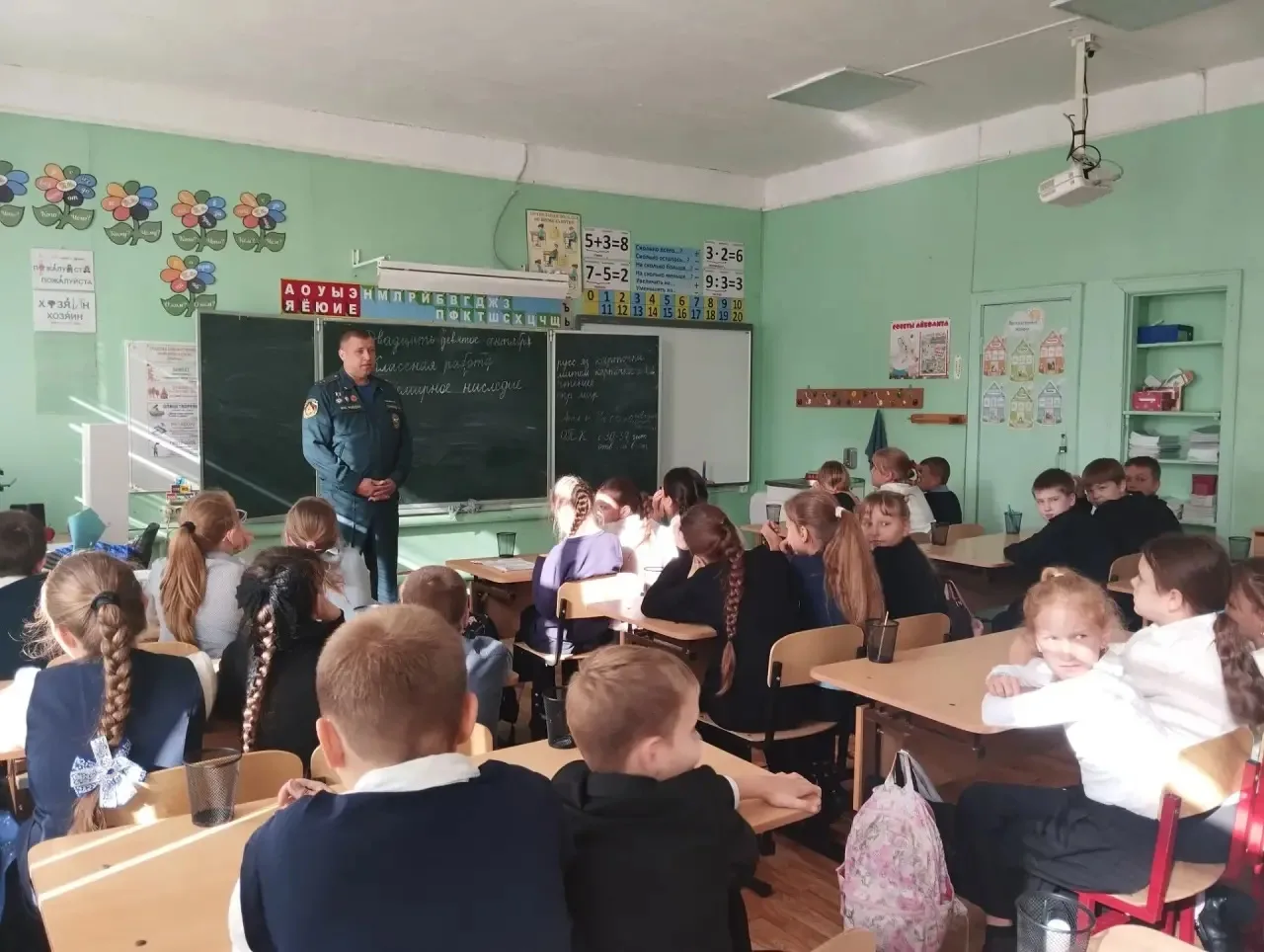 «Человек труда»: в гости к 4-м классам пришёл настоящий Герой! 🚒