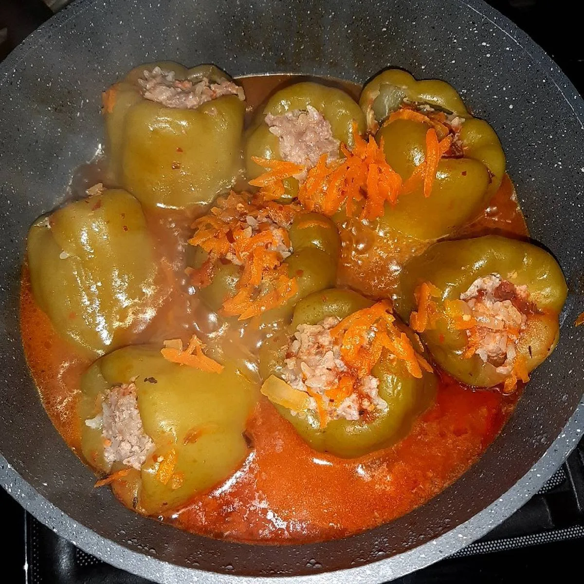 Перчик такой мясистый, а внутри столько вкусной начинки, что при надкусывании чуть сок ...
