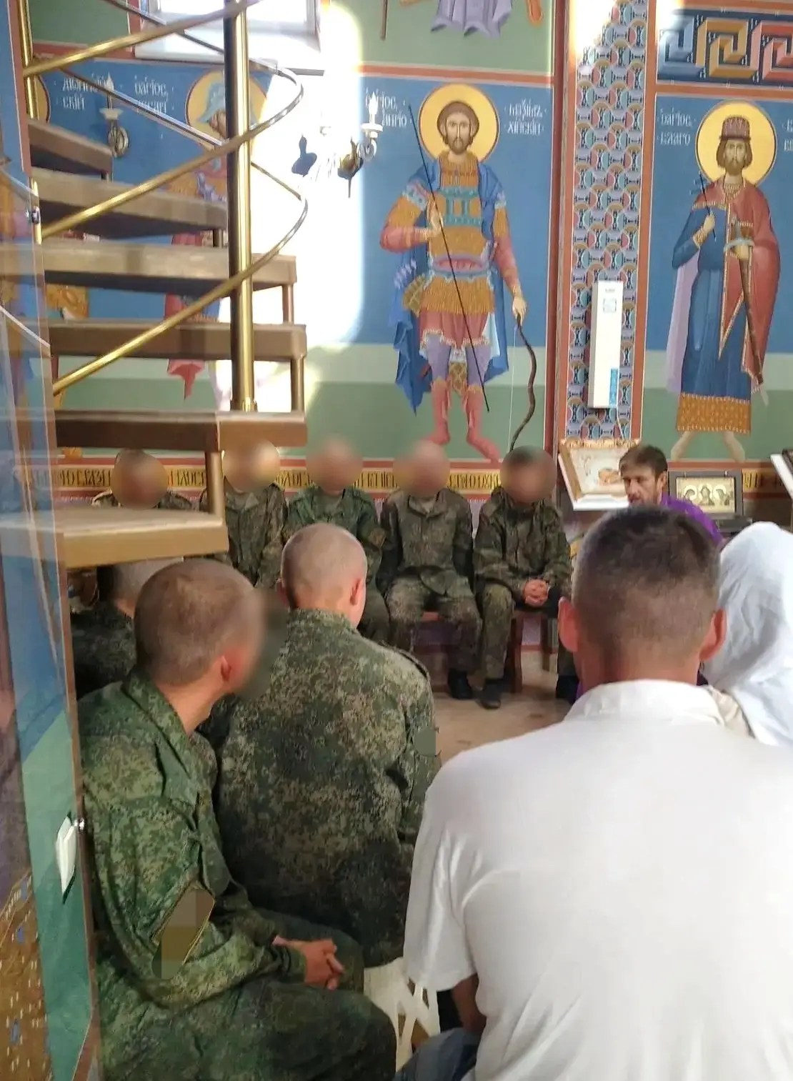 Воскресная беседа в храме пгт Новофёдоровка священника с военослужащими