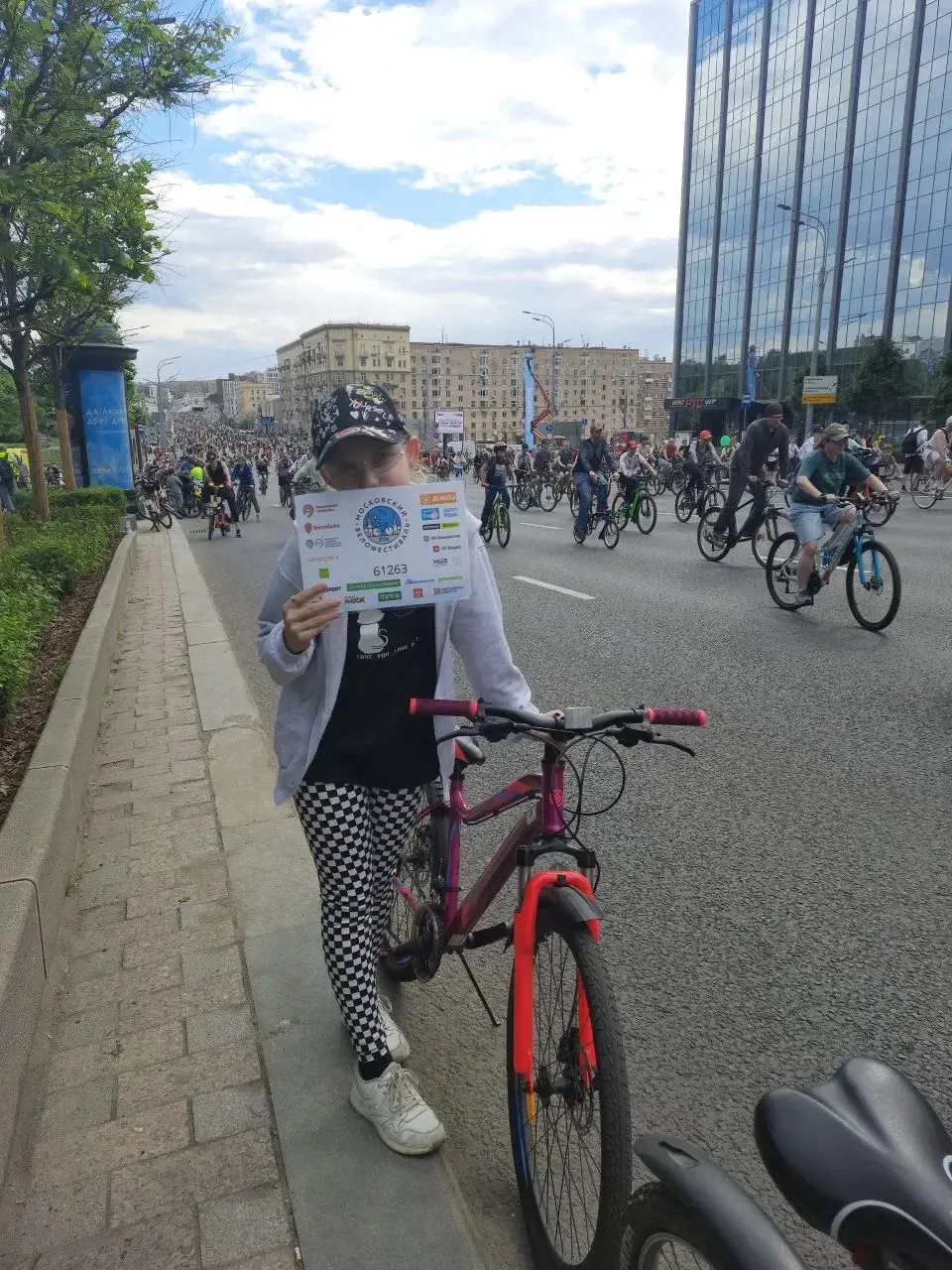 🚲Спортивно провели выходные наши школьники!  Александр из 4Б, Олеся из 6А и учитель английского язык