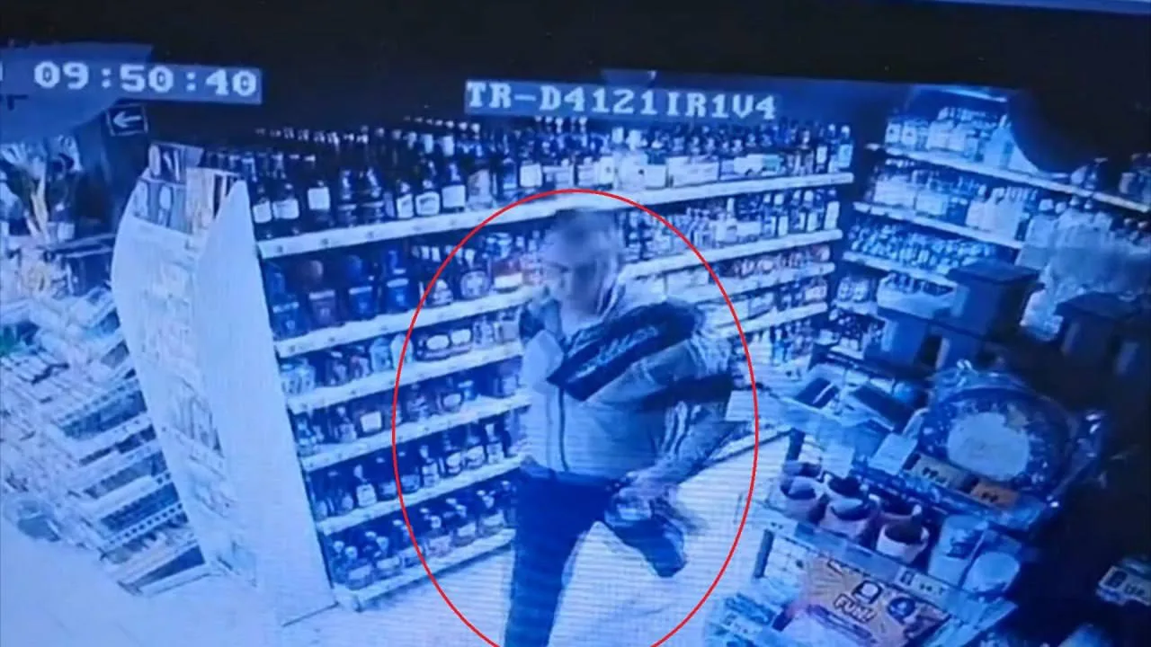 ‼️В Брянске полицией задержан подозреваемый в краже 72 бутылок алкоголя

Директор сетевого магазина 