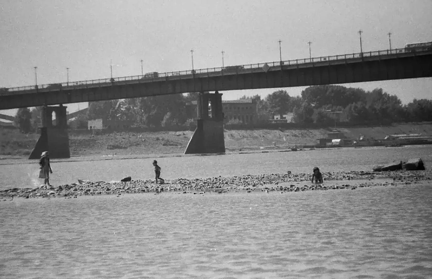Кемерово. 1969 г. Мелководье на правом берегу Томи перед мостом. Фото В.Д. Сергеева опе...
