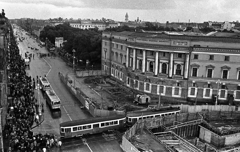 Перекрёсток Невского и Садовой, середина 1960-х. Развернулась стройка.

Фото из паблика Старый Петер