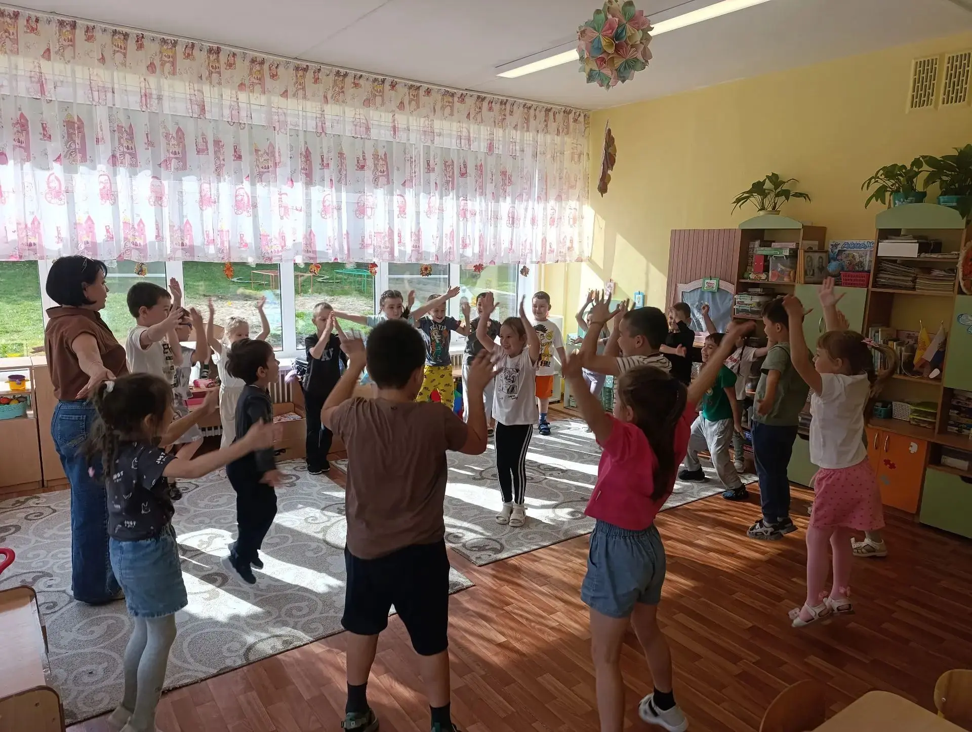 «Я сегодня воспитатель!» — сказал самый смелый ребёнок группы 😍
