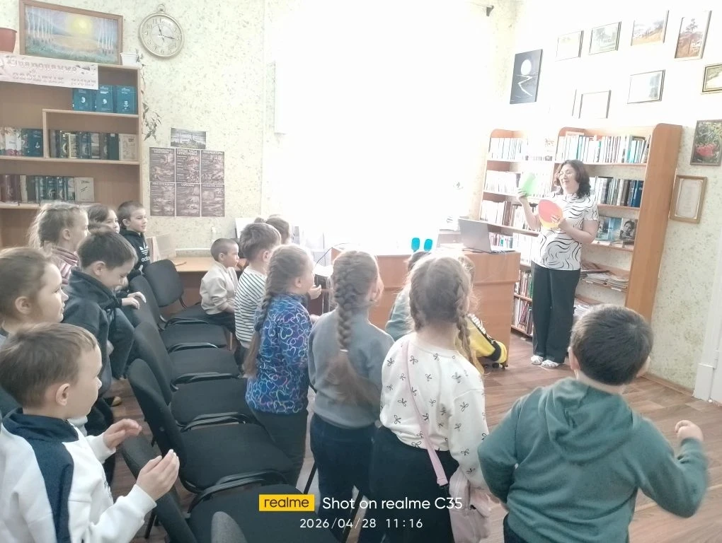 В библиотеке прошло познавательное приключение для самых юных пешеходов — «Веселая школа дорожных на