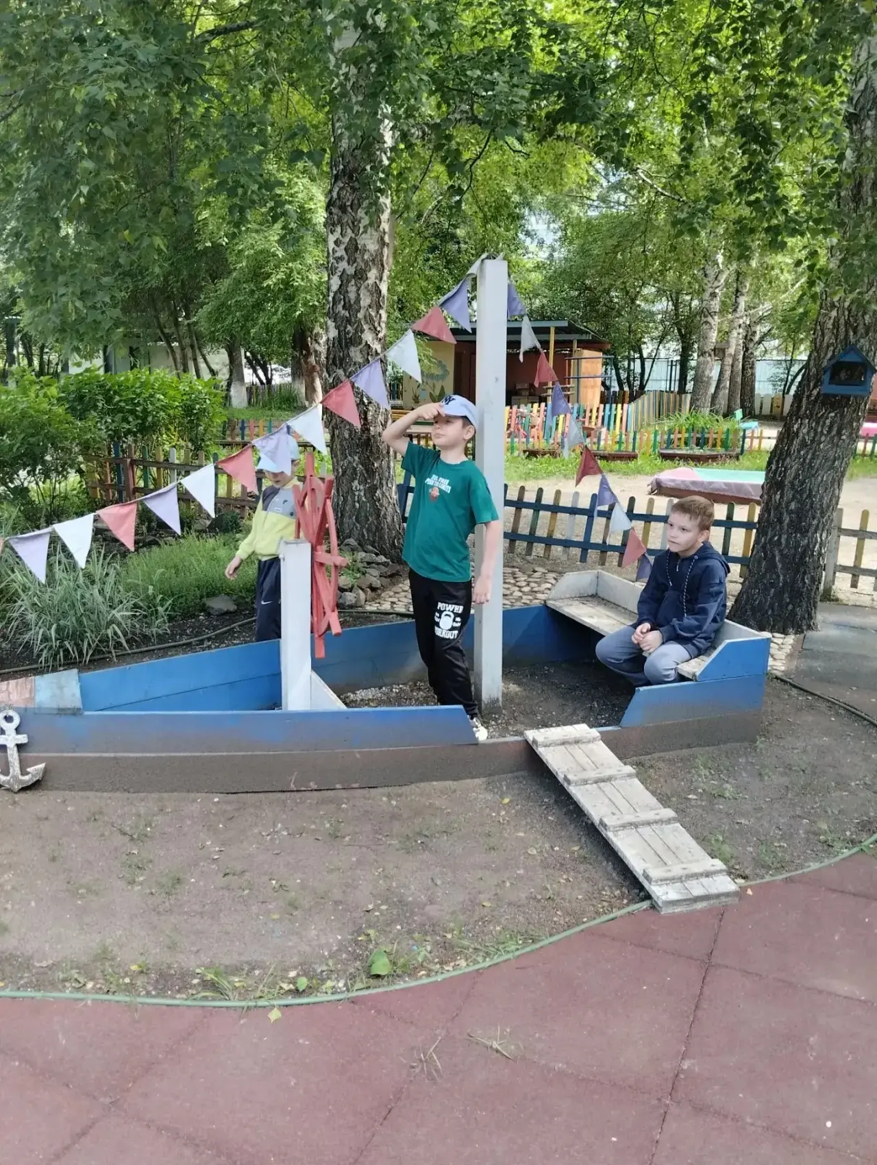 В летний период режим дня наших воспитанников насыщен прогулками на свежем воздухе. Для детей из кор