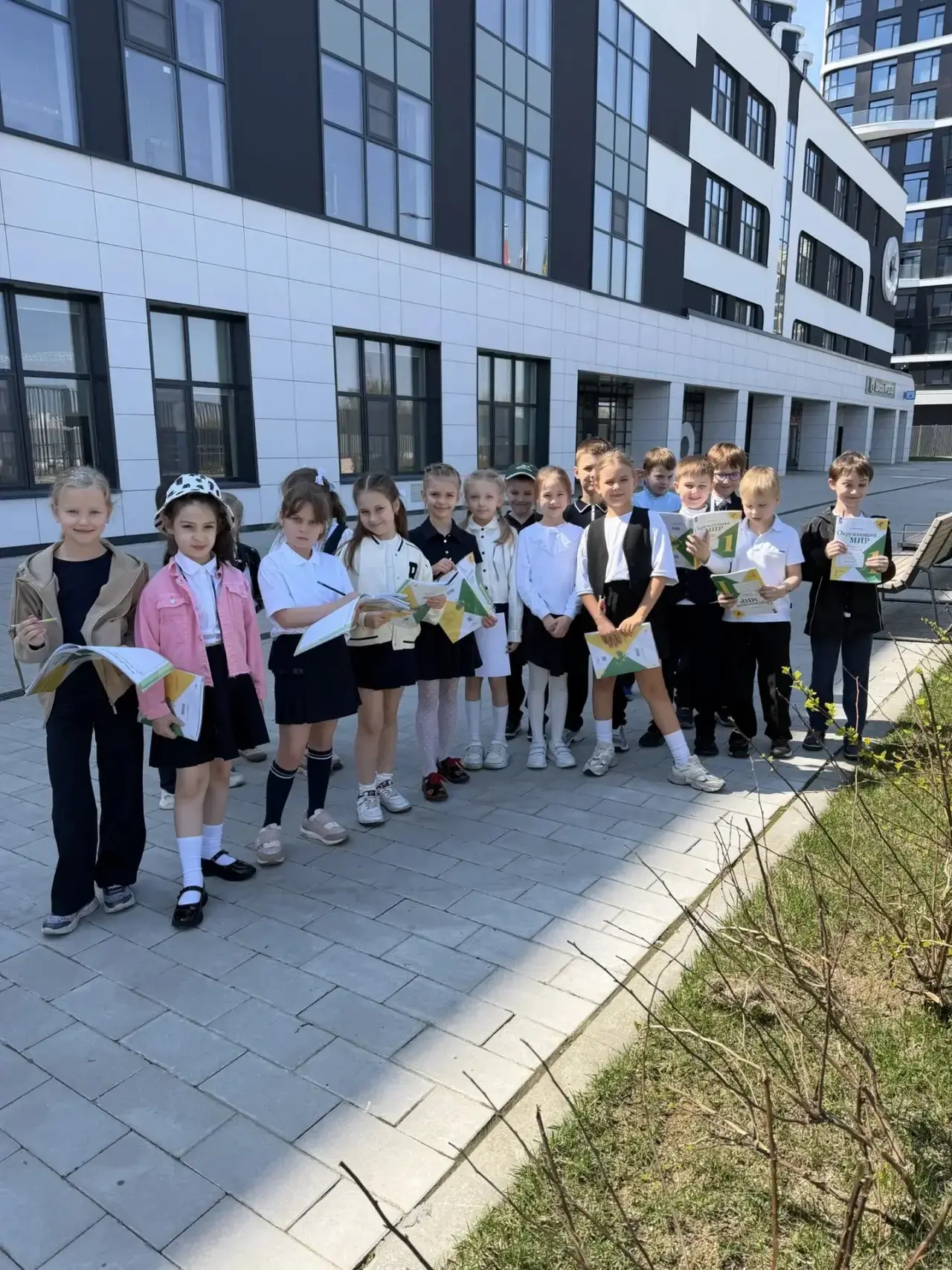 Урок на свежем воздухе ☀️   В рамках уроков окружающего мира по теме : «Почему мы часто слышим слово