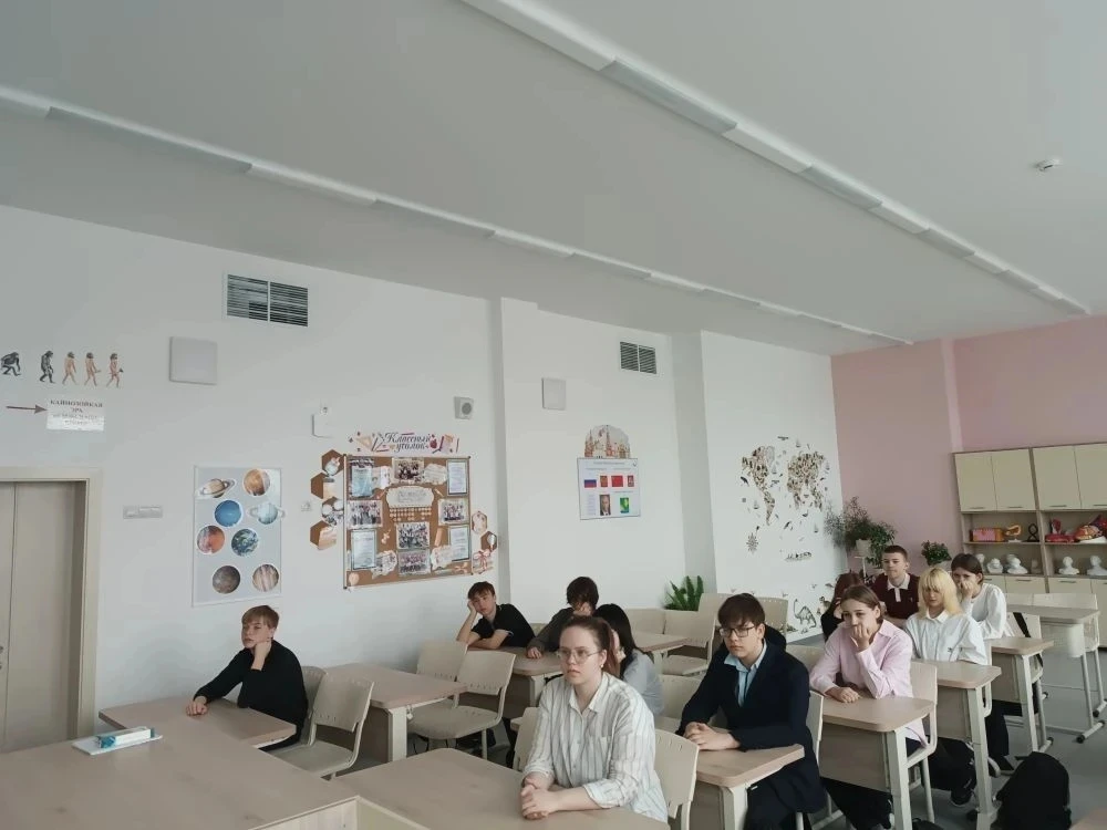 🤝Сегодня в Шатурском лицее прошел классный час «Разговоры о важном» по теме «Что значит работать в к