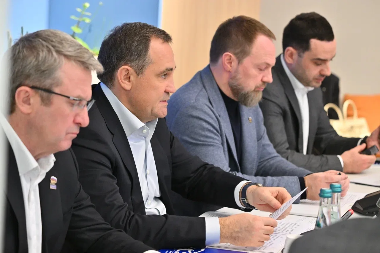 Принял участие в круглом столе регионального отделения Единой России, посвящённом вопросам развития 