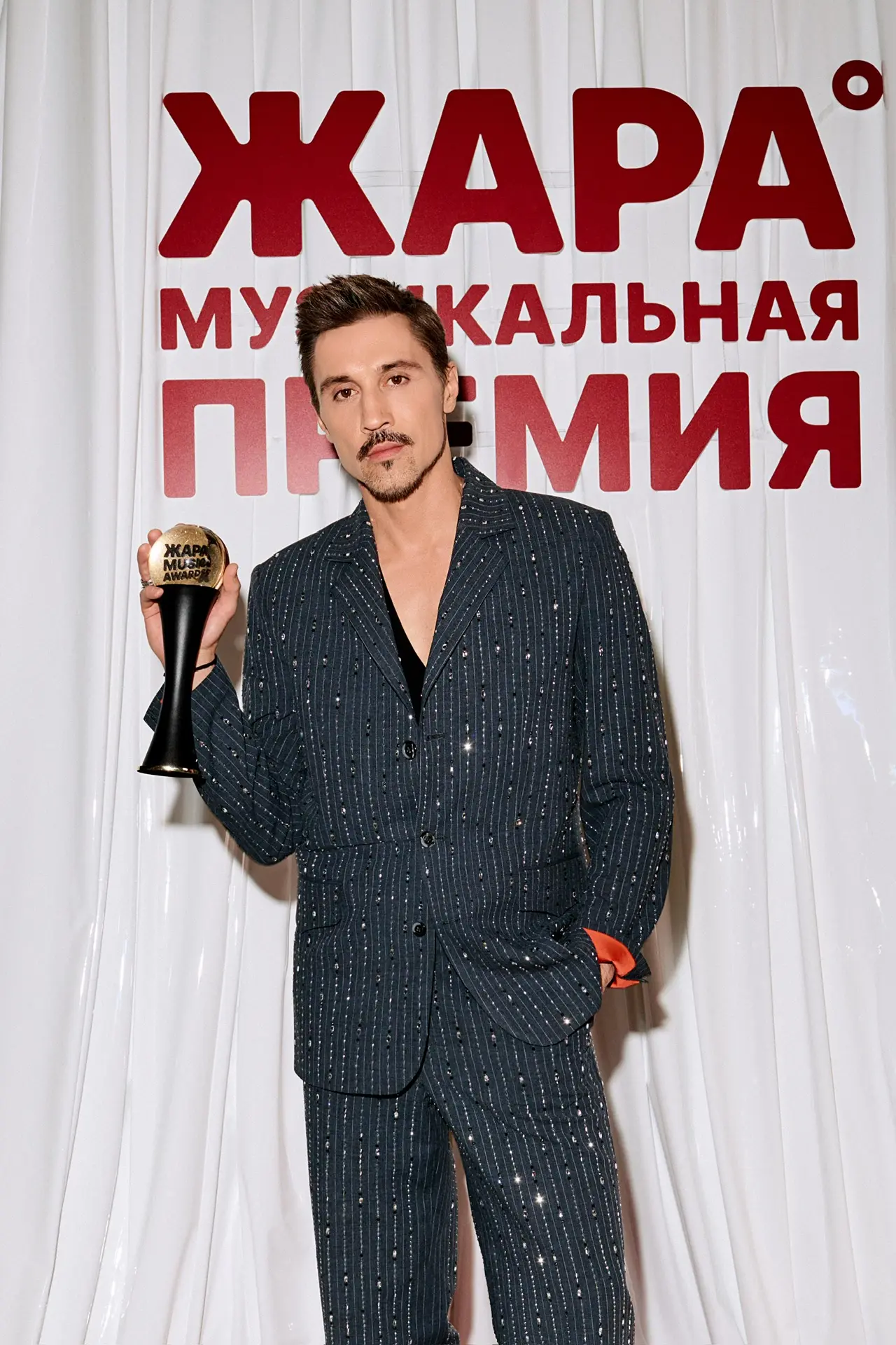 С лучшим женским образом определились. А что насчет наших звёздных мужчин с дорожки ЖАРА Music Award