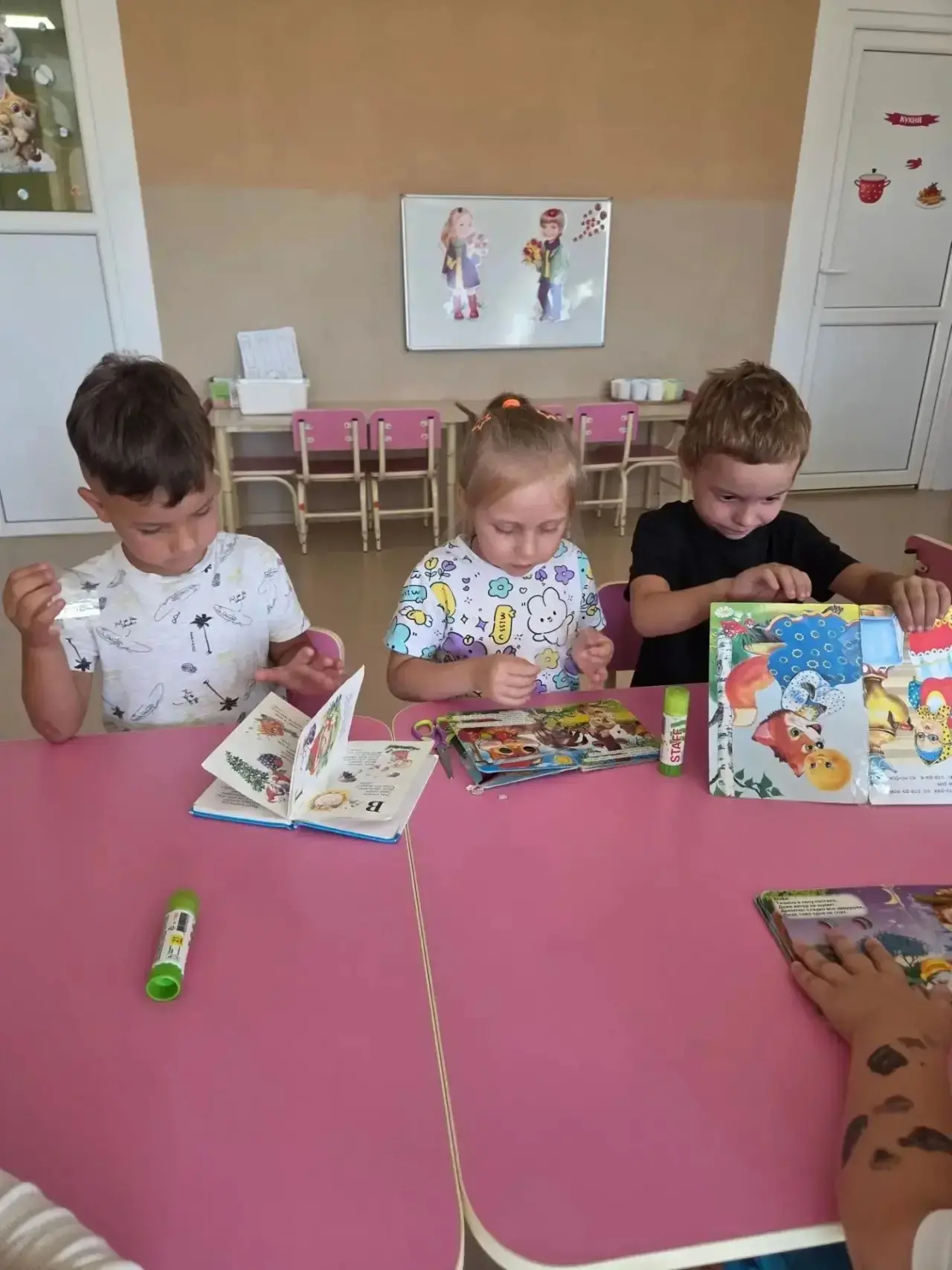 🩹 «Книжный доктор» в гостях у группы «Карамельки»!