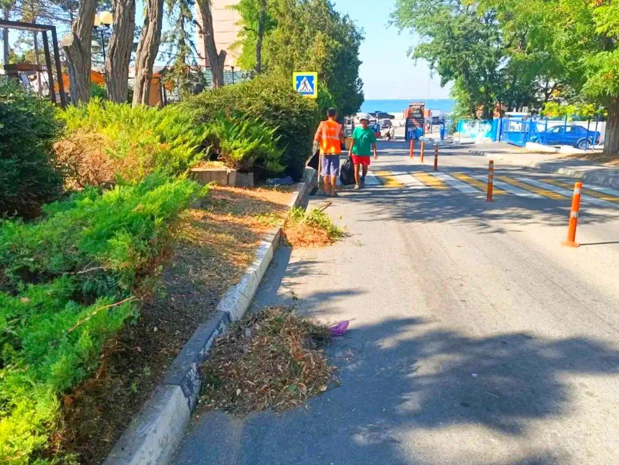 Несмотря на то, что лето уже заканчивается, уборка улиц курорта Анапа 24 августа 2026 а...