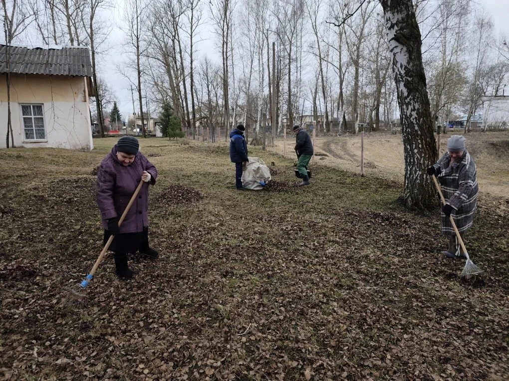 Работники предприятия наводят порядок на своих объектах