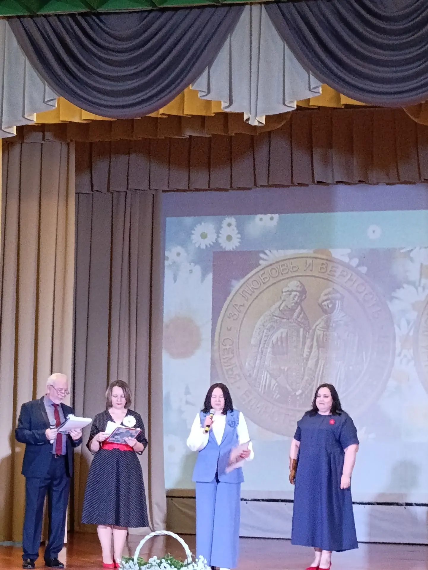 ❤️СЕМЬЯ - ЭТО КРЕПОСТЬ, ЛЮБОВЬ И ВЕРНОСТЬ!❤️

💐8 июля в Ершичском Центре досуга прошло праздничное 