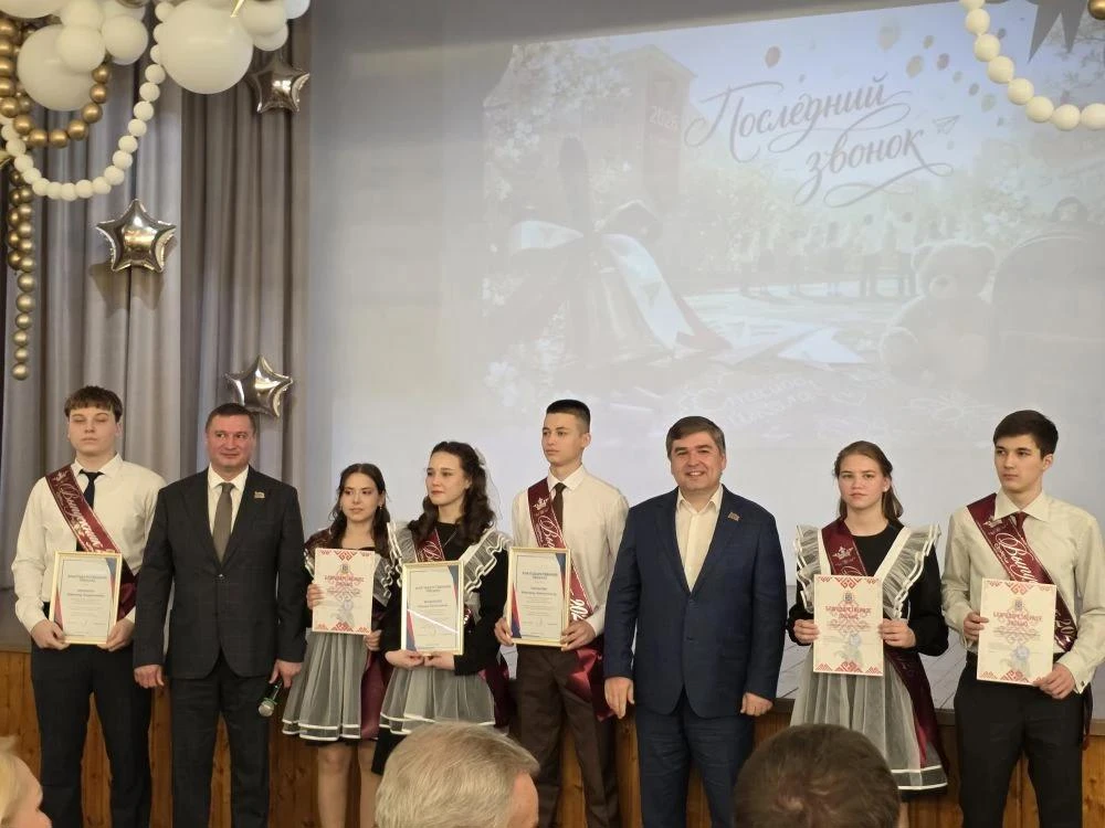 🎒🛎️ Прощай, школа! В Чебоксарах прозвенели последние звонки для выпускников  В школах Чебоксар состо