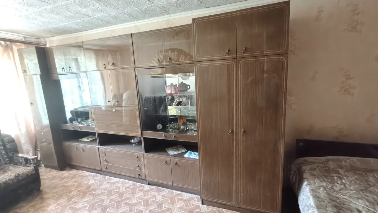 Отдам бесплатно, самовывоз. Приокский
Стенка длина 4м.

Источник: https://vk.ru/wall-100382262_99810
