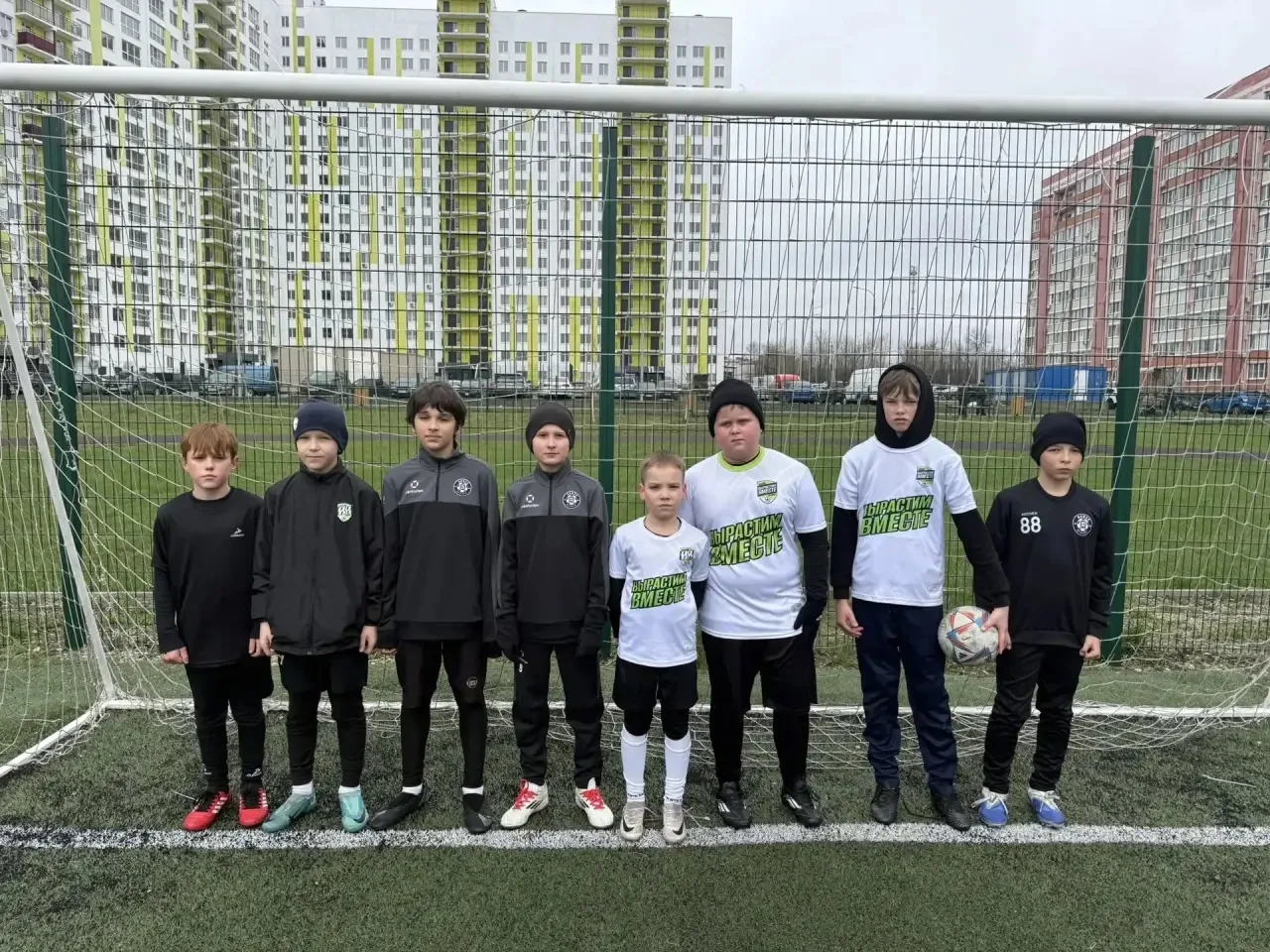 🏆 Кожаный мяч: наша команда в тройке сильнейших!  С 13 по 23 апреля на базе МБОУ СОШ №78 им. В.А. Гл
