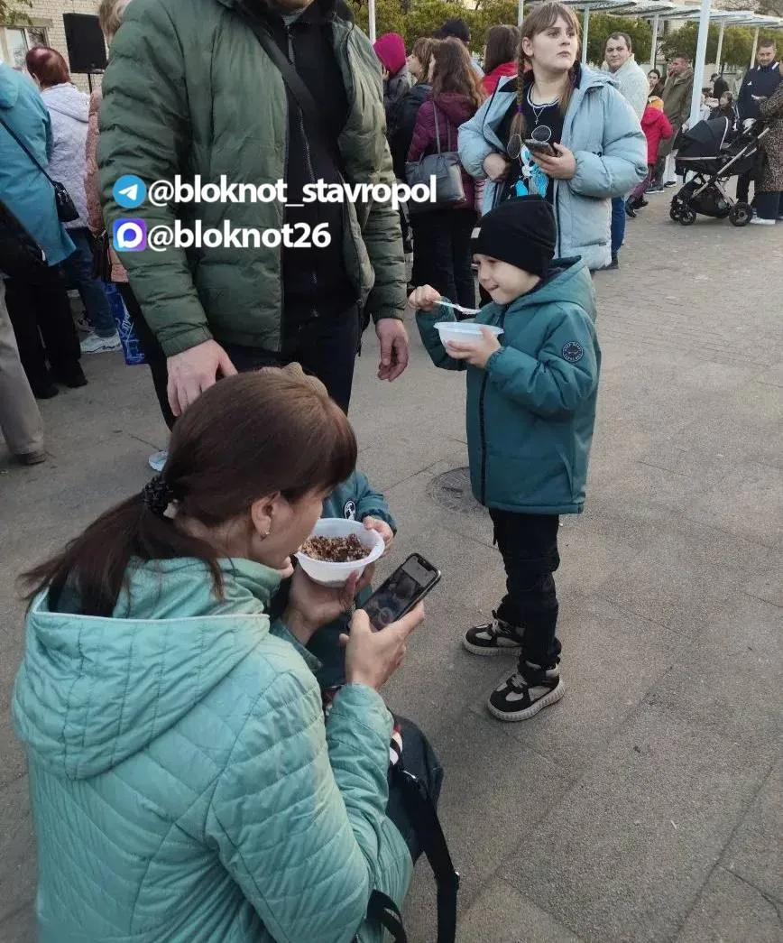 ❗️Пока у нас Новопашин отменил праздничные мероприятия тем временем в Ставрополе на проспекте Юности