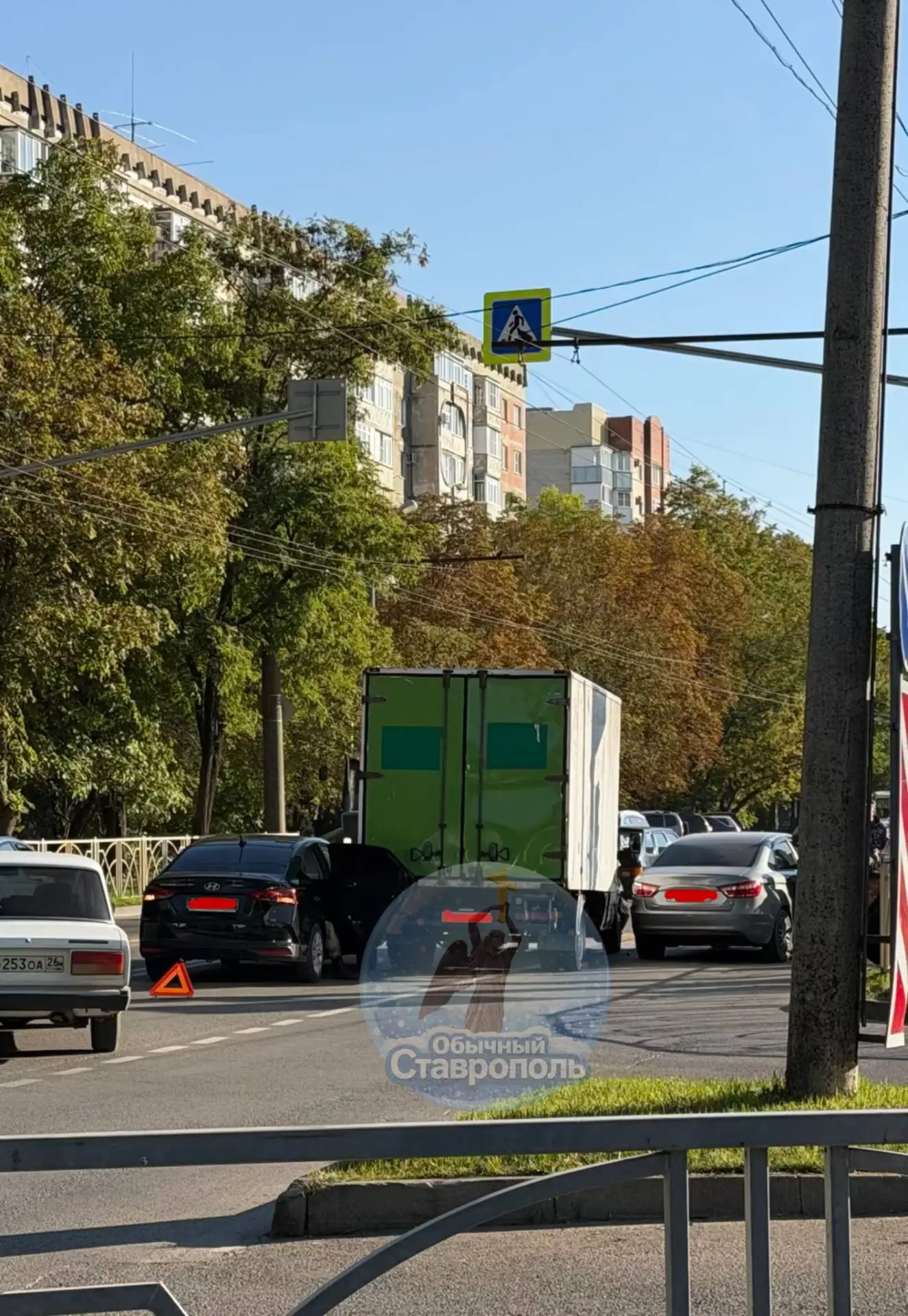 На Пирогова возле Голди столкнулись три машины. Авария перекрыла обе полосы движения, о...