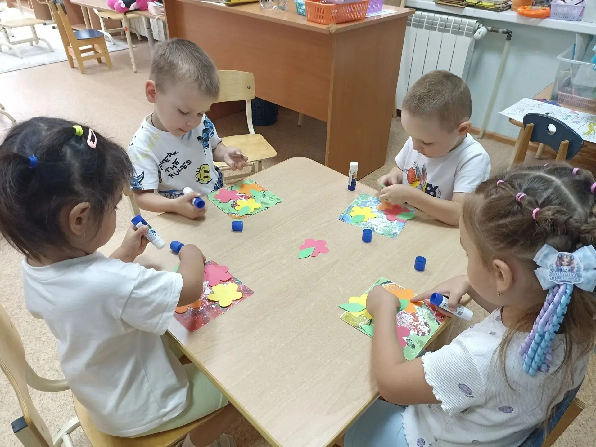 🌸 Как мы превратились в настоящих флористов!
В нашей второй младшей группе «Звёздочки» неделя прошл