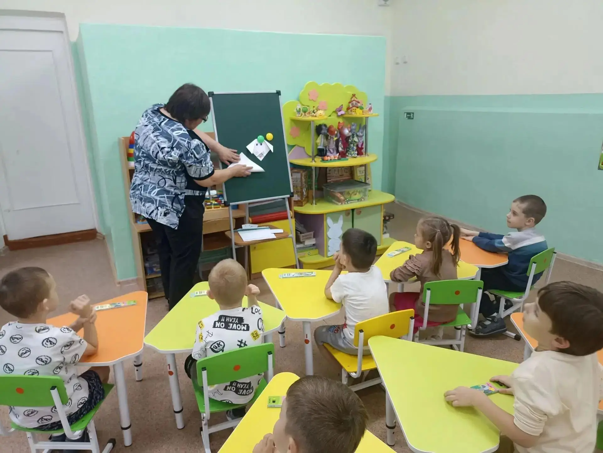 В старшей группе "Семицветик" прошло конструирование из бумаги в технике "Оригами". Реб...